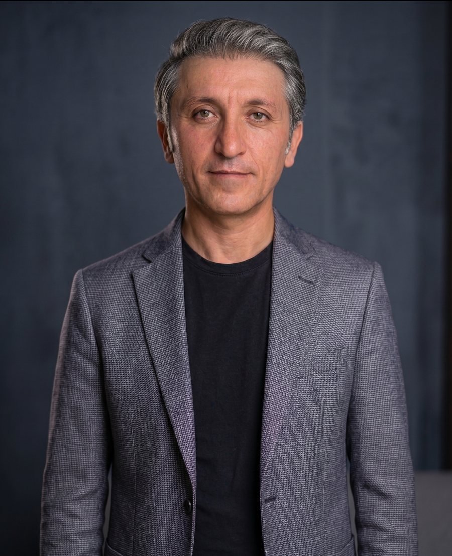 Porträt von Mustafa Şahin-Brandt, dem Gründer und Betreiber von DasSözlük